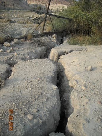 sinkhole cracks